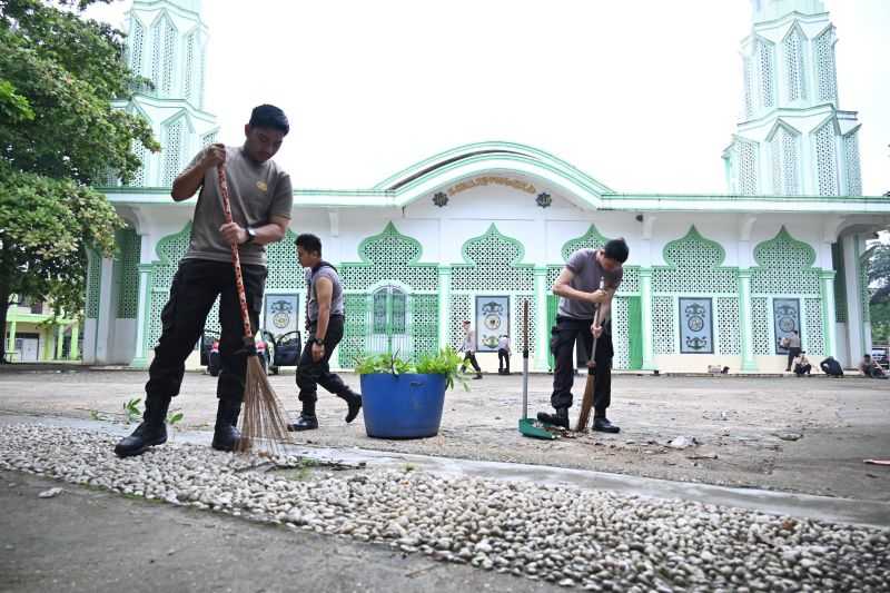 Polda Jambi Bersih-bersih Rumah Ibadah Sambut Hari Bhayangkara ke-78